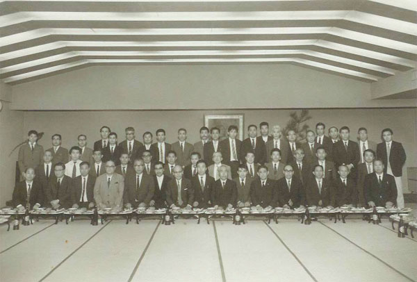 The official opening ceremony party of the Nihonto Tanren Dojo. Front row; 4 th from left Honami Kohaku, 7 th Dr Sato Kanzan, Yoshindo, Kunzan Homma, Shoji. Back row 11 th from right Nobuo Ogasawara